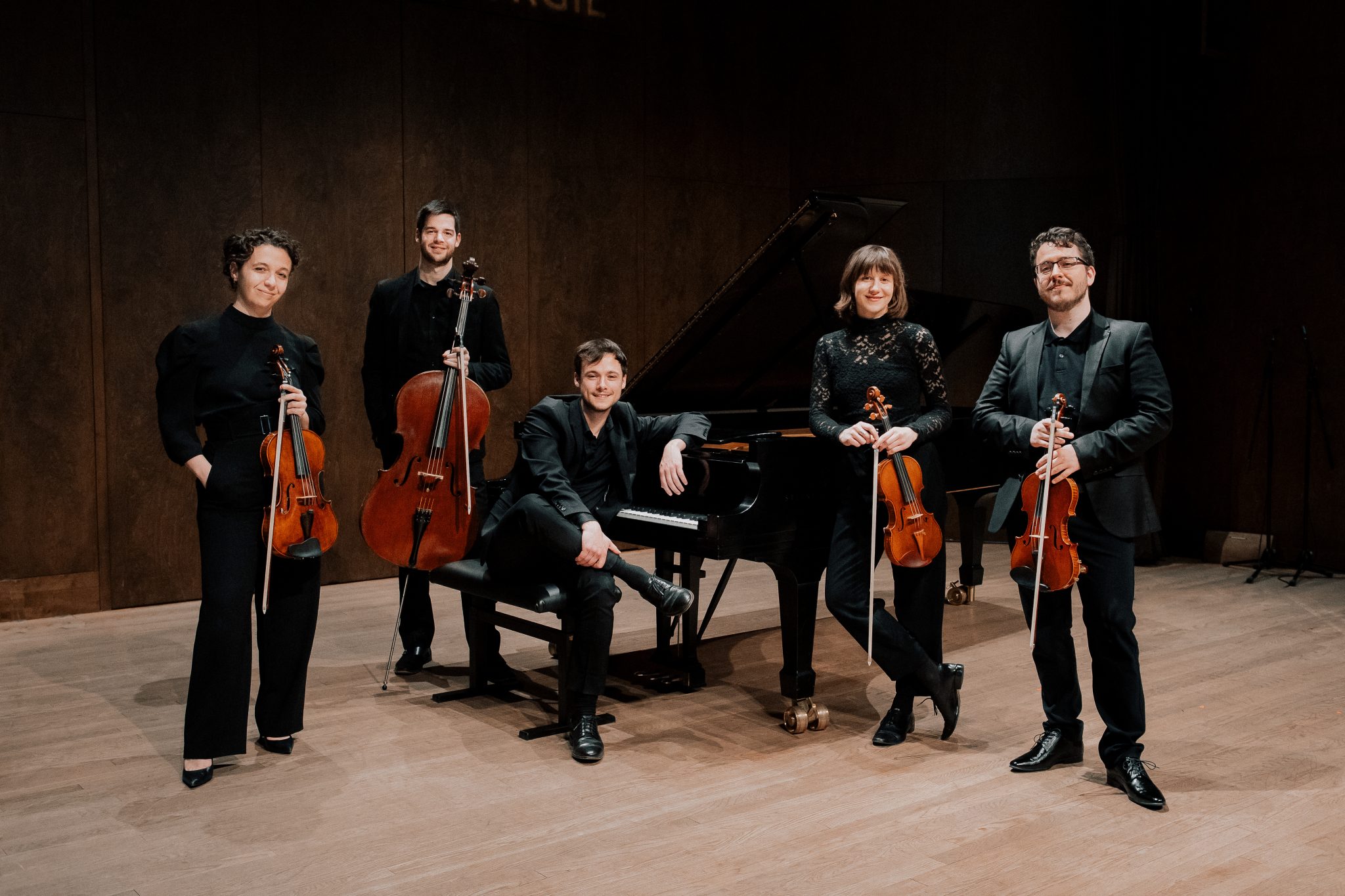 Photo du Quintet à cordes Agora: Cynthia Blanchon, Julien Patrice, Thomas Beard, Chloé Chabanole, Nicolas Ellis