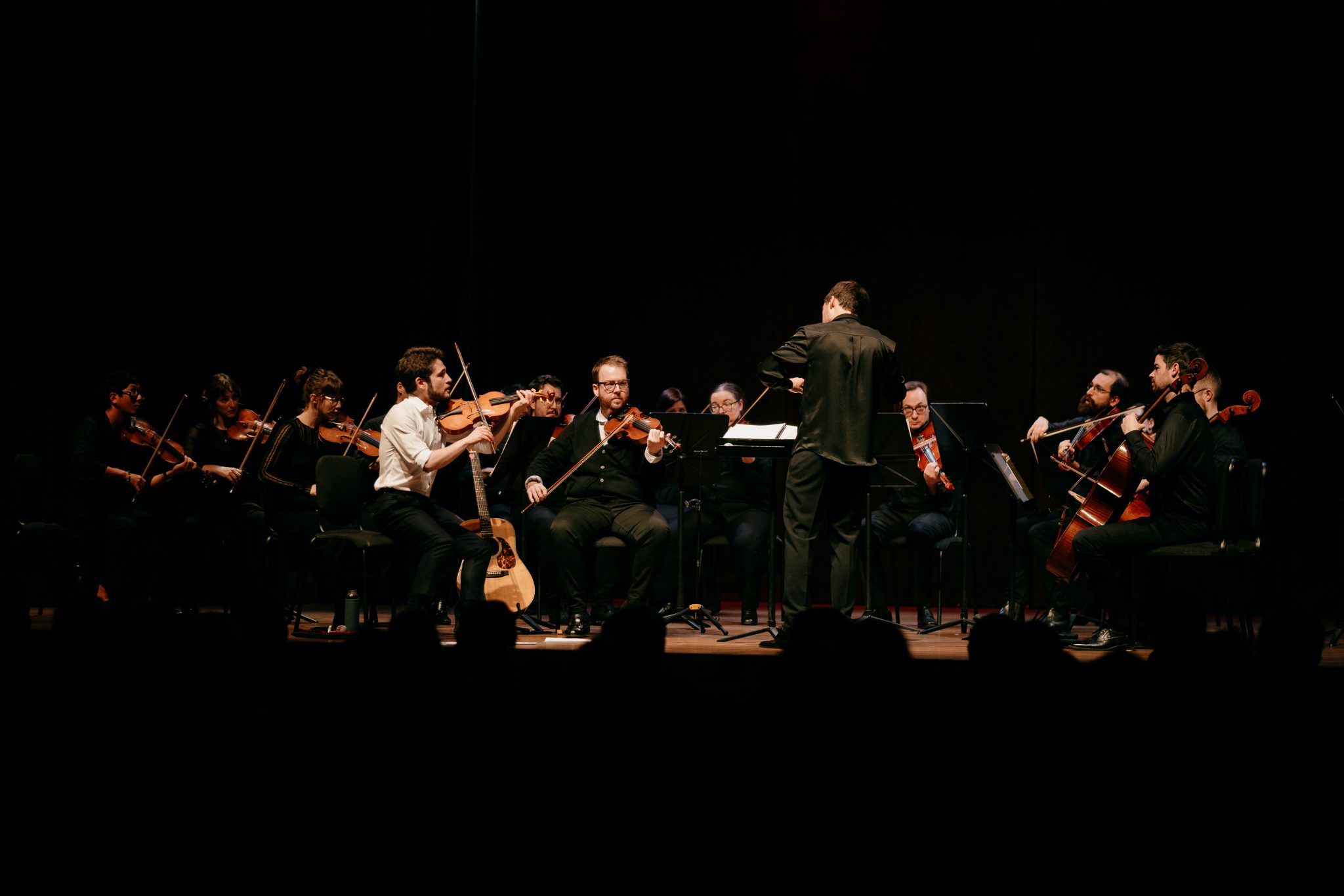 Orchestre de l'Agora sur scène jouant Violoneux et Folklore du Nord
